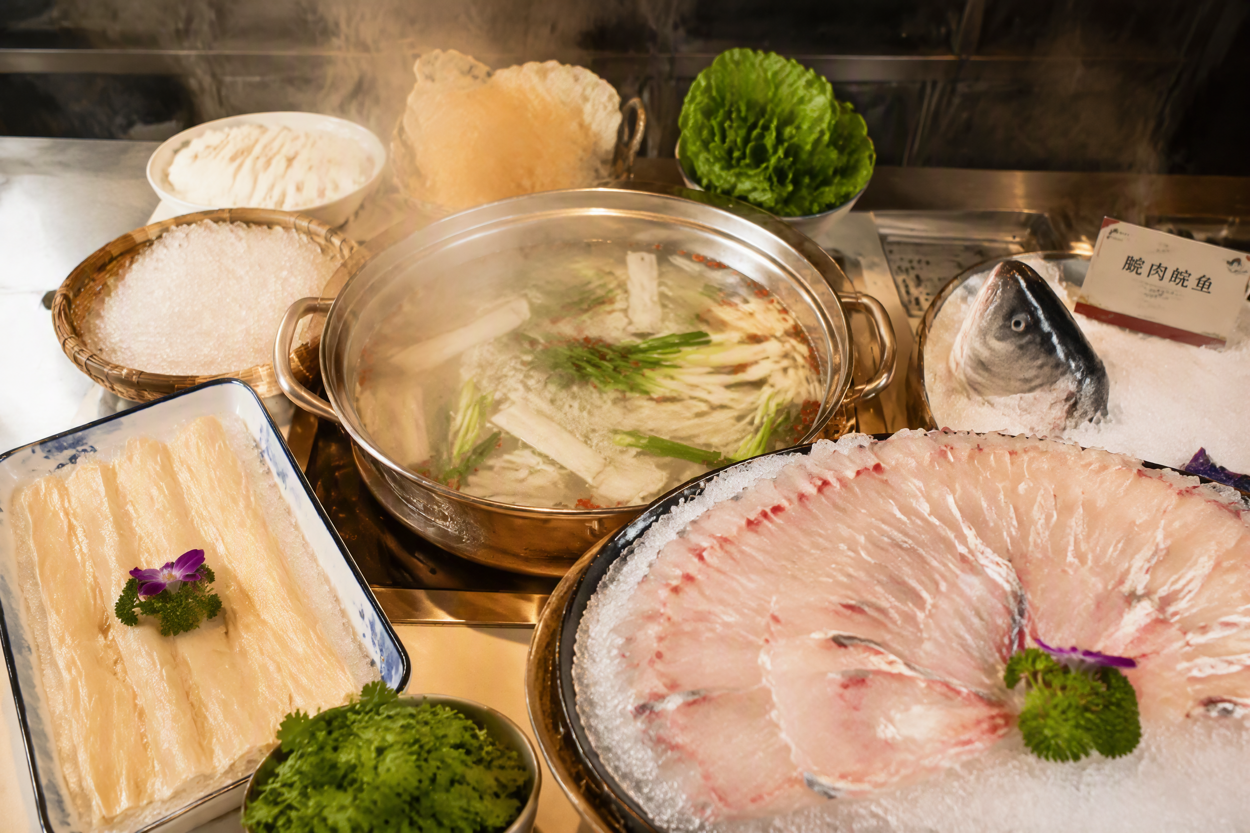 脆肉鲩鱼背肉怎么涮才脆?杭州明档现杀涮鱼技巧全解析(图1) 脆肉鲩鱼背肉怎么涮才脆?杭州明档现杀涮鱼技巧全解析(图1)